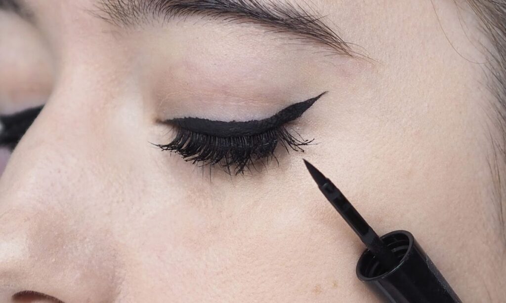 Essential Eyeliner Application Techniques: Mastering Your Eye Liner Best