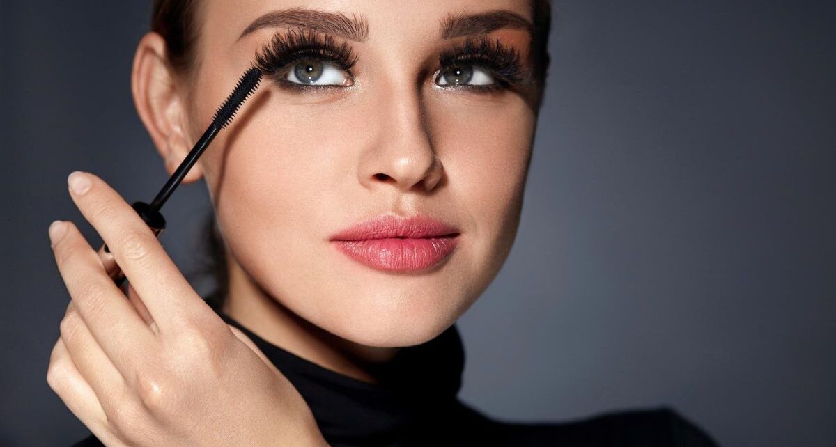 The Complete Guide to the Eyelashes: Beauty, Growth, and Care Tips